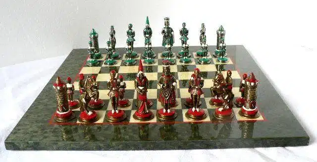 Ensemble Camelot Roi Arthur V Echiquier en Bois d'Erable Olive & Jeu d'Echecs en Métal Massif Peint à la Main - Image 6