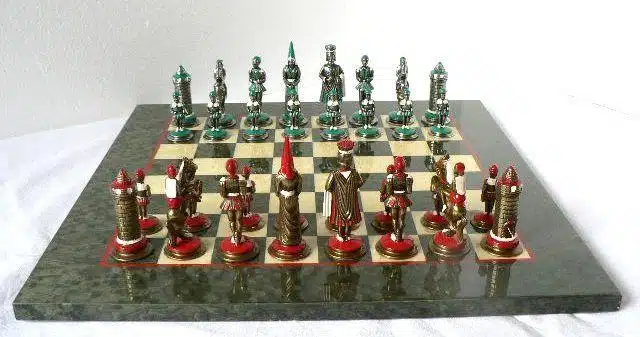 Ensemble Camelot Roi Arthur V Echiquier en Bois d'Erable Olive & Jeu d'Echecs en Métal Massif Peint à la Main - Image 7