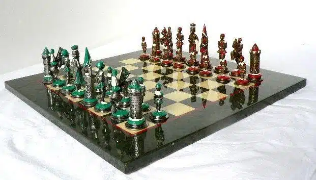Ensemble Camelot Roi Arthur V Echiquier en Bois d'Erable Olive & Jeu d'Echecs en Métal Massif Peint à la Main - Image 3