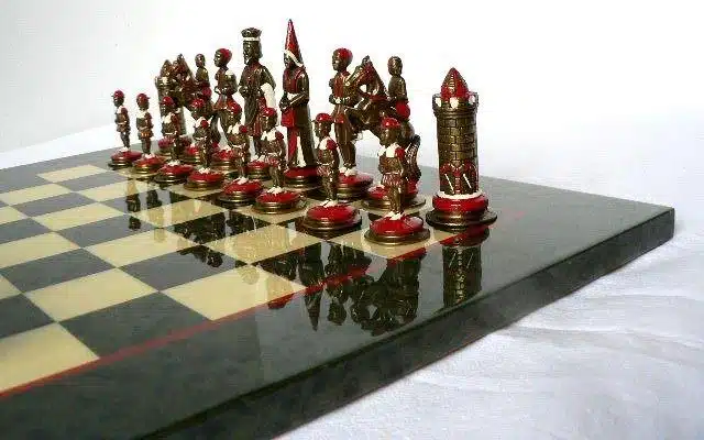 Ensemble Camelot Roi Arthur V Echiquier en Bois d'Erable Olive & Jeu d'Echecs en Métal Massif Peint à la Main - Image 4
