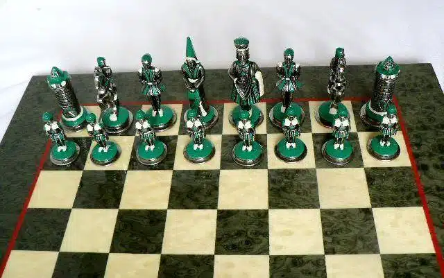 Ensemble Camelot Roi Arthur V Echiquier en Bois d'Erable Olive & Jeu d'Echecs en Métal Massif Peint à la Main - Image 8