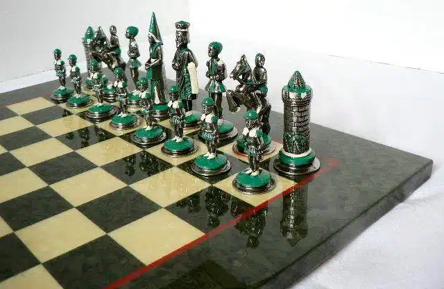 Ensemble Camelot Roi Arthur V Echiquier en Bois d'Erable Olive & Jeu d'Echecs en Métal Massif Peint à la Main - Image 5