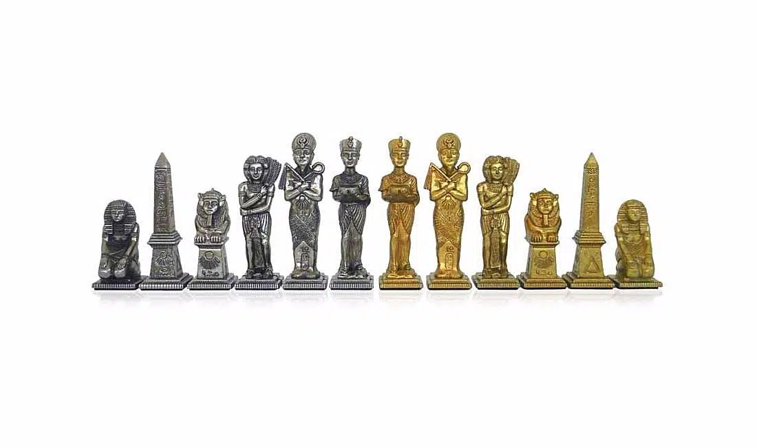 Jeu complet de pièces égyptiennes dorées et argentées alignées