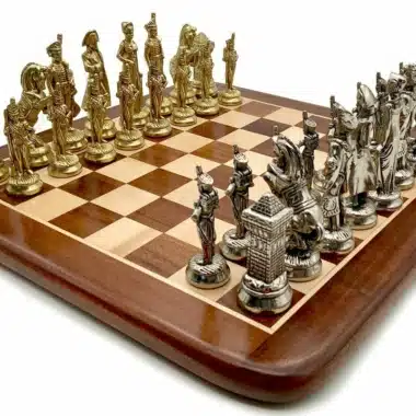 Jeu d'échecs Napoléon en métal doré et argenté sur échiquier en bois