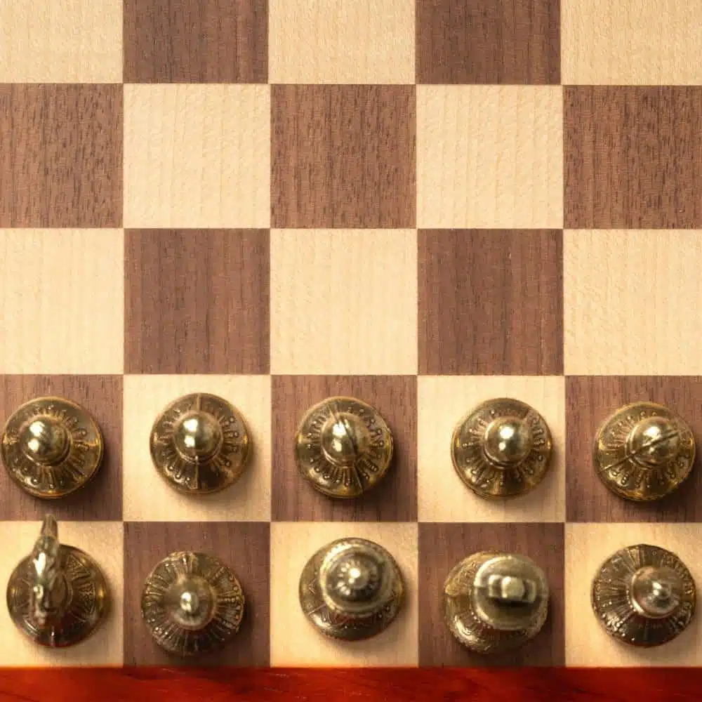 Ensemble Mignon Flower XI Echiquier avec Rangement en Bois de Noyer et Erable et Jeu d'Echecs en Métal - Image 5