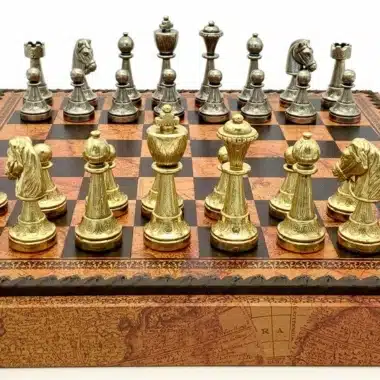Pièces d'échecs Staunton Mix VI alignées sur l'échiquier brun, vue de dessus