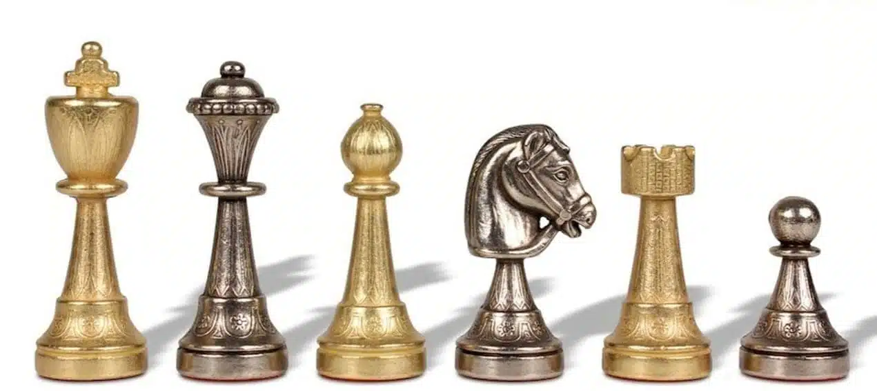 Pièces d'échecs Staunton en métal doré et argenté, détail dame, pion, cavalier et tour