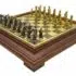 Ensemble Médieval VI Echiquier sur Pied en Bois et Pièces d'Echecs en Métal