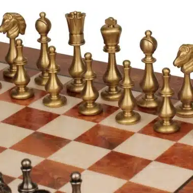 Alternative view of Ensemble Oriental IV Echiquier en Bois d'Orme et de Bruyère et Jeu d'Echecs en Laiton