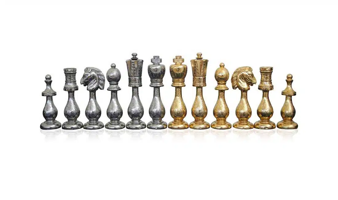 Ensemble Arabic Style VII Echiquier en Aluminium et Cuir Véritable et Pièces d'Echecs en Métal Plaqué Or/Argent - Image 7