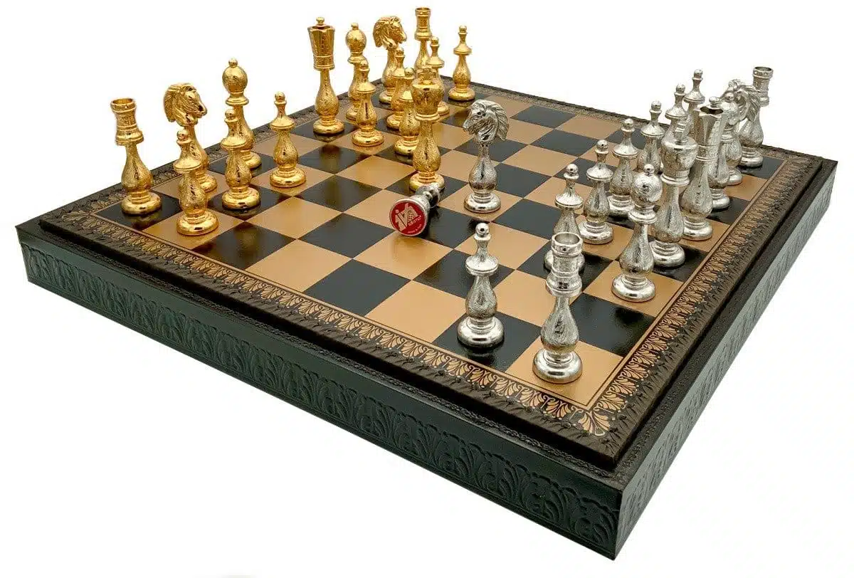 Ensemble Arabic Style V Echiquier Noir en Similicuir avec Rangement et Jeu d'Echecs en Métal Plaqué Or et Argent - Image 3