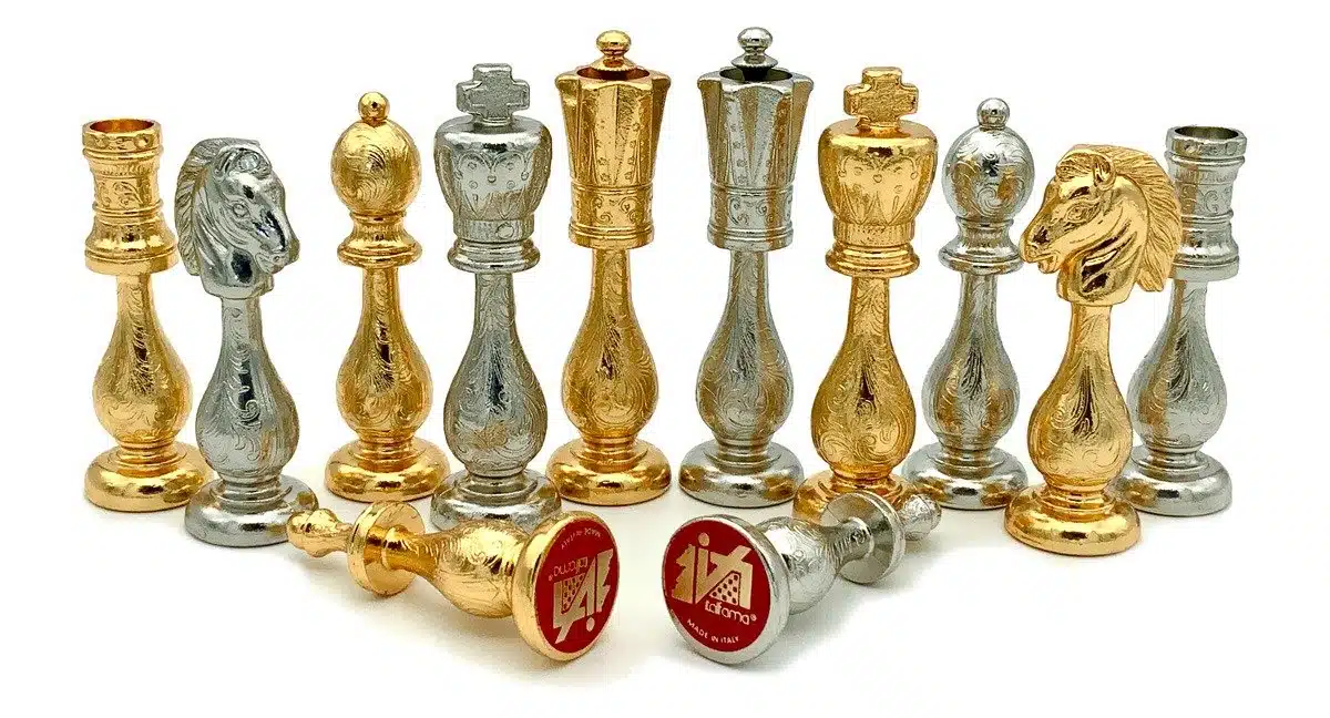 Ensemble Arabic Style VII Echiquier en Aluminium et Cuir Véritable et Pièces d'Echecs en Métal Plaqué Or/Argent - Image 3
