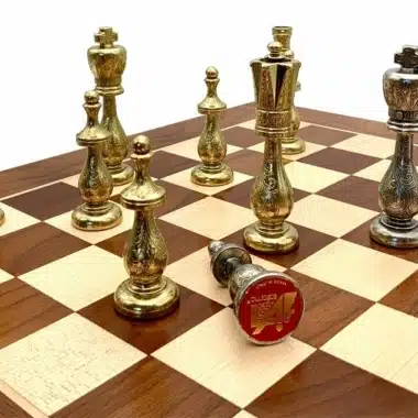 Ensemble Oriental III Echiquier en Bois d'Erable et de Rose Doré & Jeu d'Echecs en Métal - Image 5