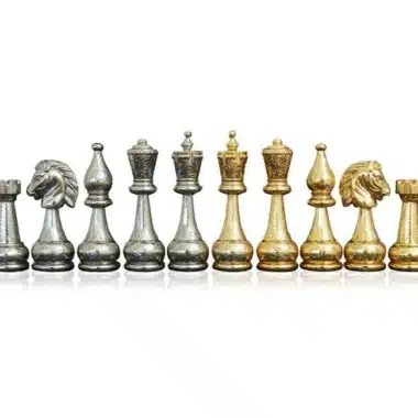 Ensemble complet des pièces d'échecs en métal massif plaqué or et argent alignées