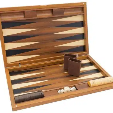 Backgammon York de Luxe ouvert avec gobelets en cuir et dés sur le plateau