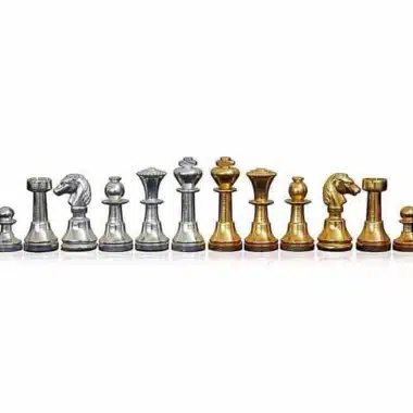Pièces d'échecs en laiton doré et argenté alignées, détail des figures sculptées