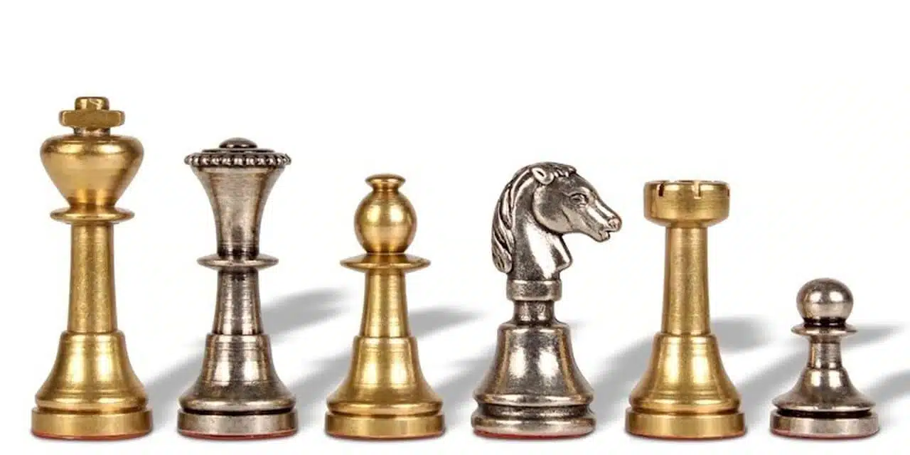 Ensemble Mignon II Echiquier en Similicuir avec Compartiment de Rangement & Jeu d'Echecs en Laiton Massif - Image 4