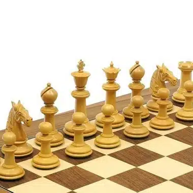 Pièces d'échecs claires en buis, vue détaillée sur l'échiquier en bois