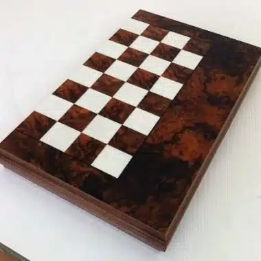 Échiquier pliant en noyer, vue en perspective du damier en bois