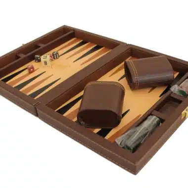 Backgammon Lounge en similicuir brun ouvert avec pions, dés et gobelets
