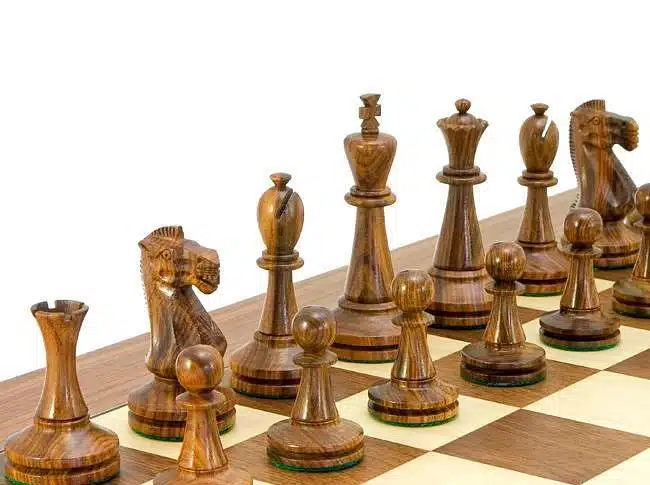 Ensemble Blackmore Echiquier en Bois de Noyer et d'Erable & Jeu d'Echecs en Bois de Rose Doré - Image 2