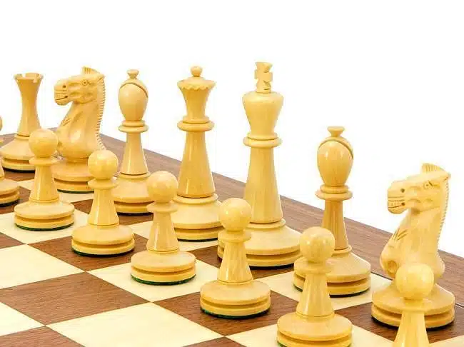 Ensemble Blackmore Echiquier en Bois de Noyer et d'Erable & Jeu d'Echecs en Bois de Rose Doré - Image 3