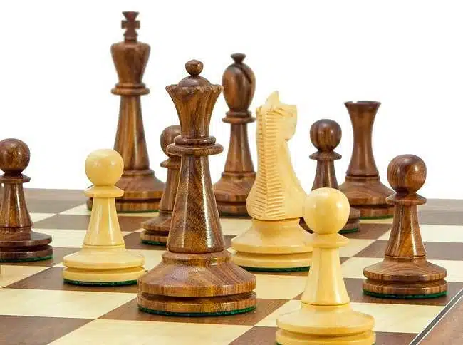 Ensemble Blackmore Echiquier en Bois de Noyer et d'Erable & Jeu d'Echecs en Bois de Rose Doré - Image 4