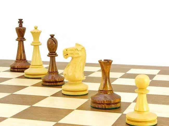 Ensemble Blackmore Echiquier en Bois de Noyer et d'Erable & Jeu d'Echecs en Bois de Rose Doré - Image 6