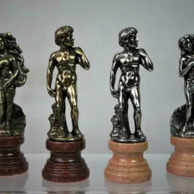 Quatre figurines David du jeu Florence dans des finitions argent et bronze
