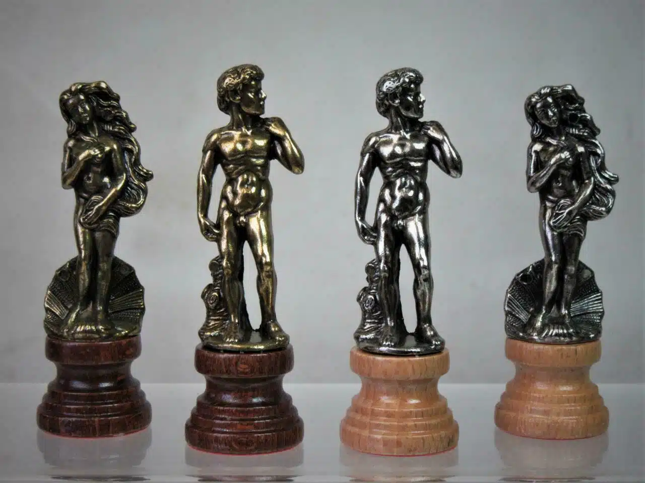 Quatre figurines David du jeu Florence dans des finitions argent et bronze