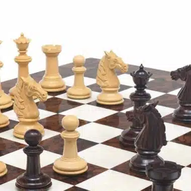 Ensemble "Bois de Rose Luxe" Echiquier en Bois de Noyer Foncé & Jeu d'Echecs en Bois de Rose Massif