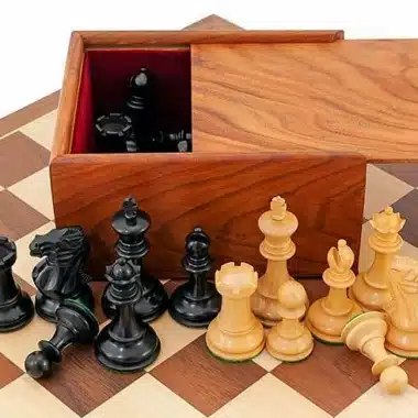 Coffret de rangement en bois de rose doré posé sur l'échiquier avec pièces disposées