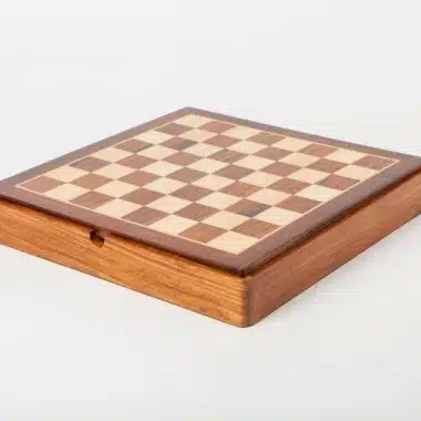 Échiquier en bois de rose doré fermé, vue d'ensemble du coffret