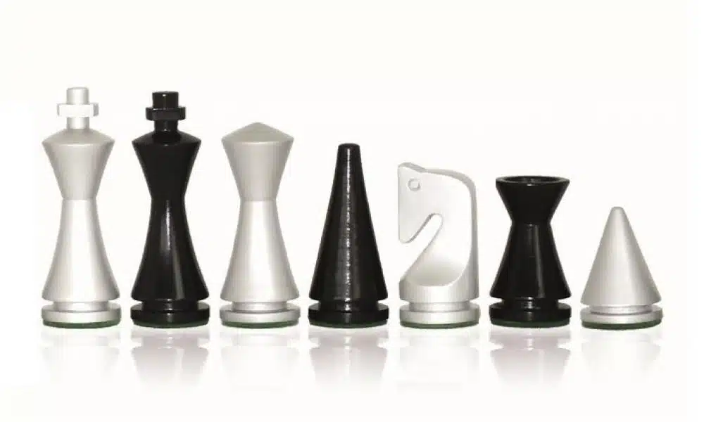 Ensemble Pyramide Moderne Gris Echiquier en Bois de Bruyère et d'Erable & Jeu d'Echecs en Bois Laqué Noir et Blanc - Image 5