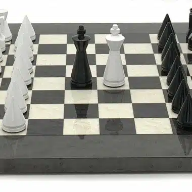Alternative view of Ensemble Pyramide Moderne Gris Echiquier en Bois de Bruyère et d'Erable & Jeu d'Echecs en Bois Laqué Noir et Blanc
