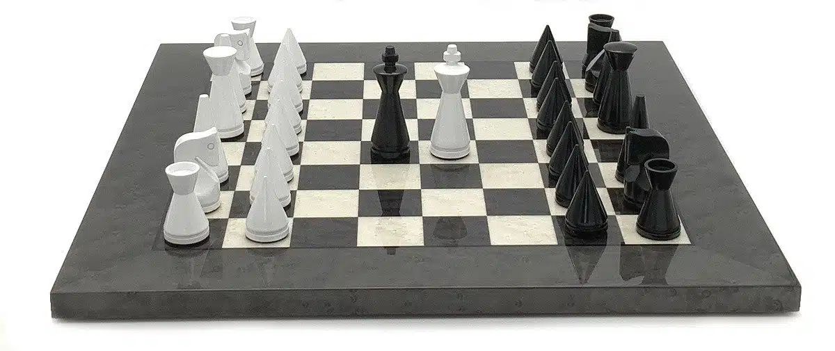 Ensemble Pyramide Moderne Gris Echiquier en Bois de Bruyère et d'Erable & Jeu d'Echecs en Bois Laqué Noir et Blanc - Image 2