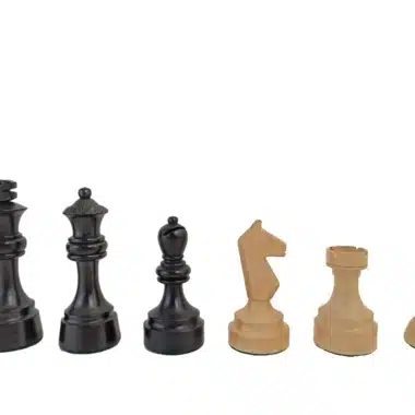 Pièces d'échecs Débutant III en bois noir et naturel alignées