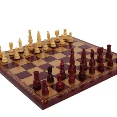 Ensemble Ecarlate complet, pièces en bois rouge et ivoire sur échiquier similicuir