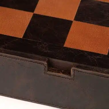 Détail du coffret en cuir montrant le damier marron et camel