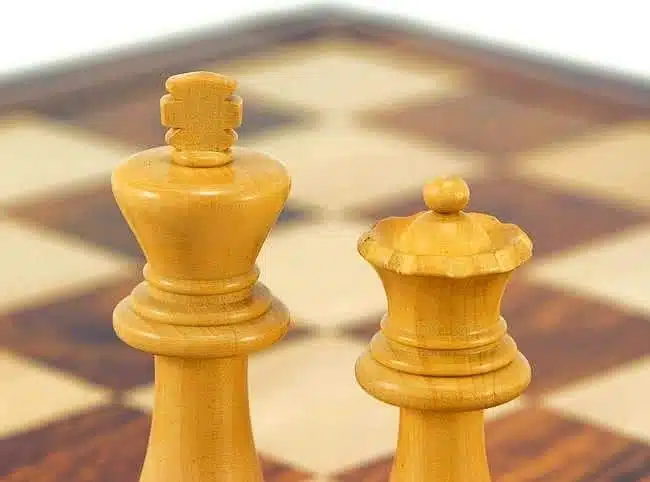 Ensemble Championship II Echiquier en Bois d'Acajou et d'Erable, Jeu d'Echecs en Bois de Buis et Buis Ebonisé & Coffret de Rangement en Bois de Bouleau - Image 6