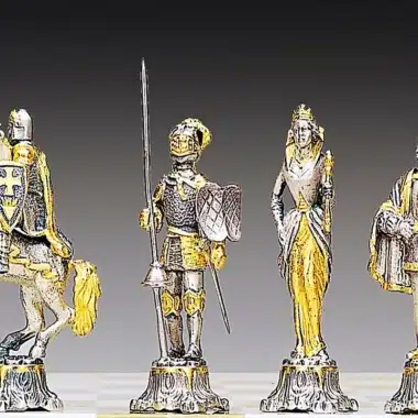 Ensemble "Bataille Médiévale XIIIe Siècle" Table d'Echiquier et Jeu d'Echecs en Bronze, Onyx et Or 24 Carats