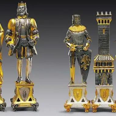Pièces d'échecs médiévales en bronze doré : roi, cavalier et tour détaillés