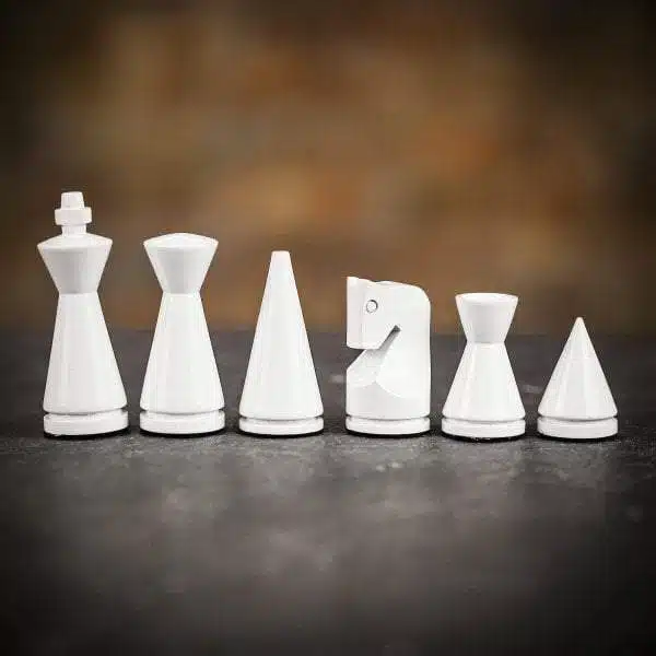 Ensemble Pyramide Moderne Gris Echiquier en Bois de Bruyère et d'Erable & Jeu d'Echecs en Bois Laqué Noir et Blanc - Image 6