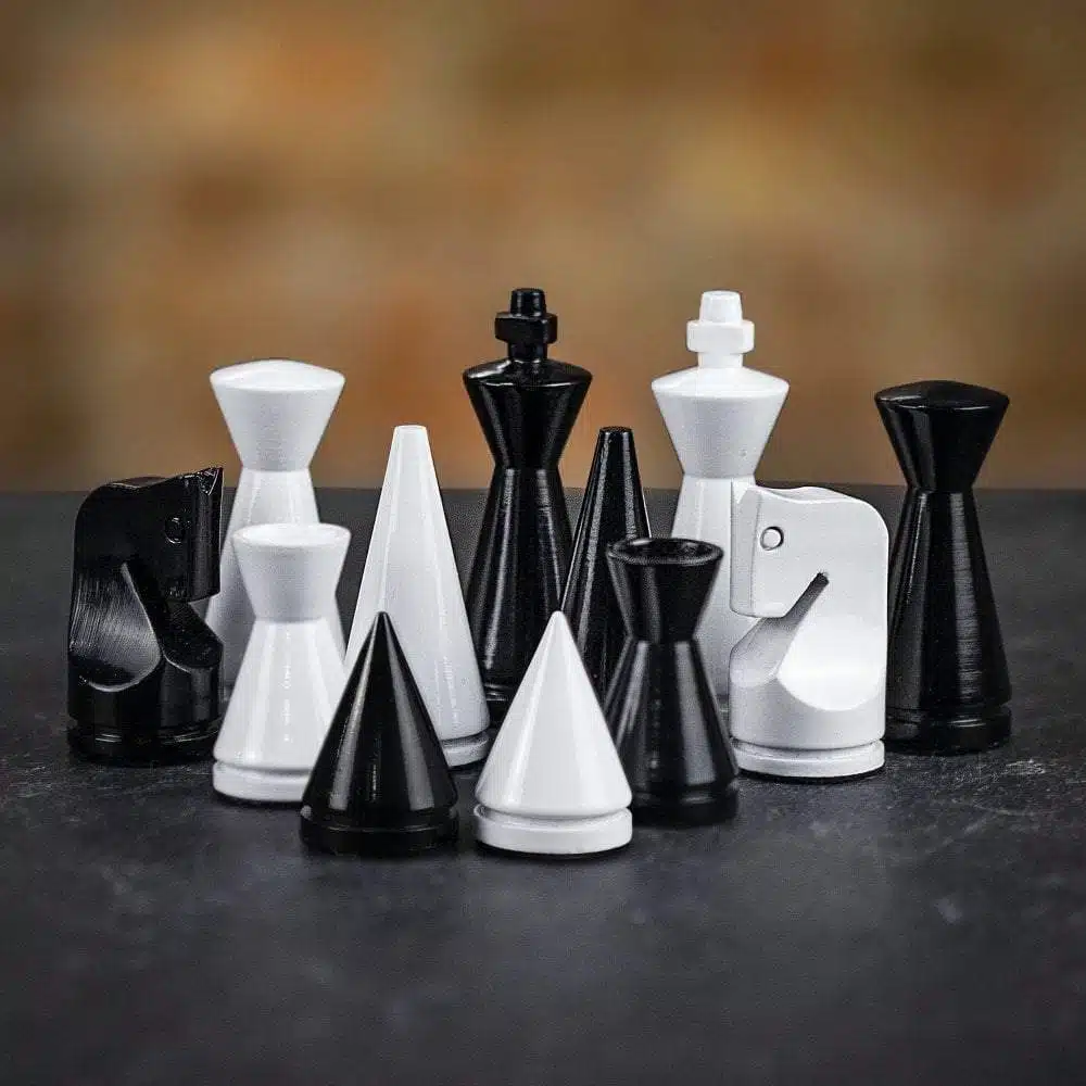 Ensemble Pyramide Moderne Gris Echiquier en Bois de Bruyère et d'Erable & Jeu d'Echecs en Bois Laqué Noir et Blanc - Image 3