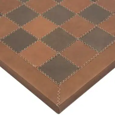 Échiquier en cuir véritable, détail du coin avec coutures en zigzag