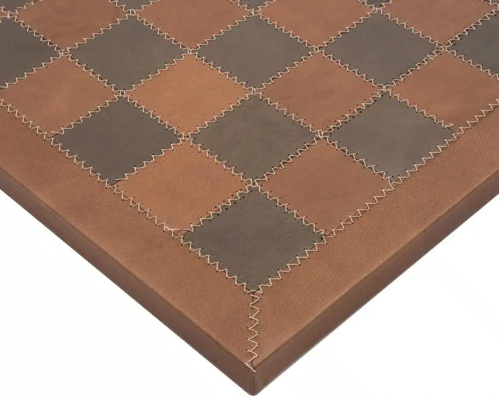 Échiquier en cuir véritable, détail du coin avec coutures en zigzag