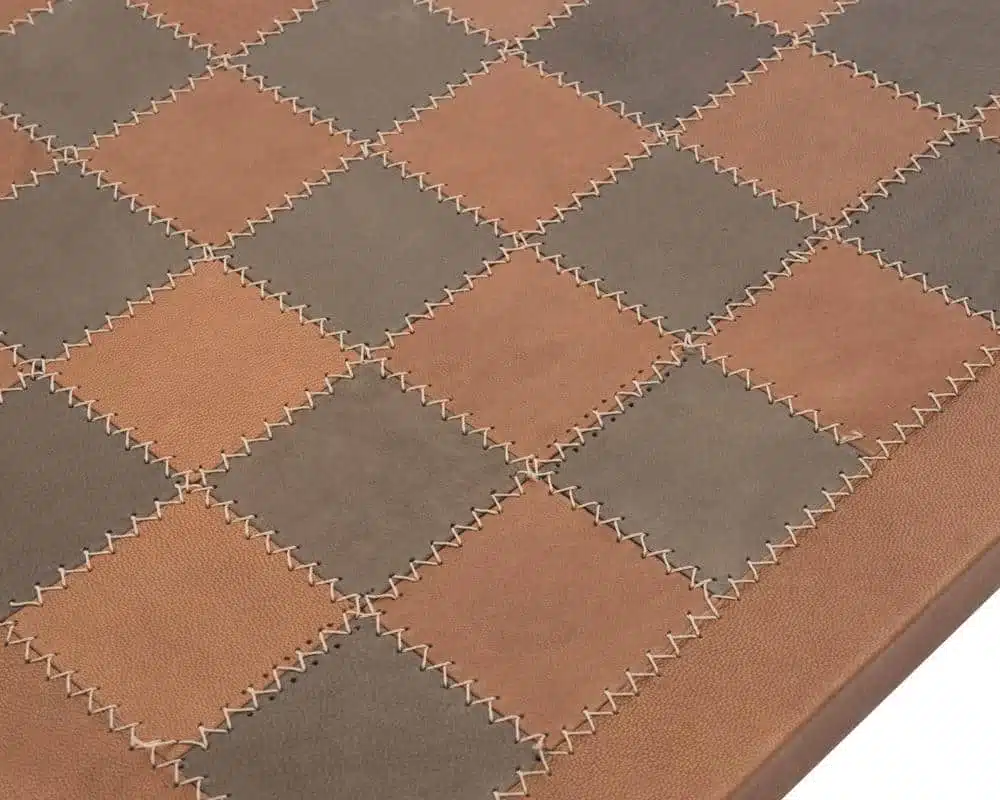 Échiquier en cuir véritable, vue rapprochée des cases en damier
