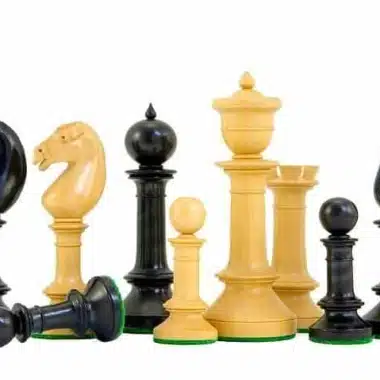 Pièces d'échecs en ébène et buis, cavalier et dame au premier plan