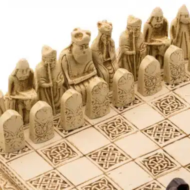 Pièces claires de l'Ile de Lewis, détail des figures sculptées sur l'échiquier