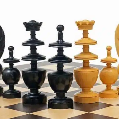 Détail des pions et tours noirs et clairs ciselés du jeu Palais Français
